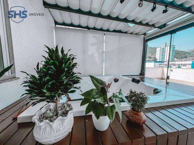 Charmoso terraço com jacuzzi