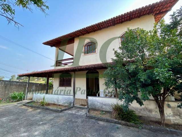 Casa Padrão - Casa Duplex de 5 Quartos com 2 Suítes e Quintal em Bairro de Fátima - Guarapari - ES