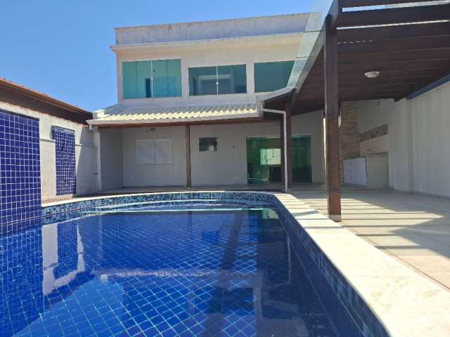 Sobrado com piscina a 200 metros da praia em Peruíbe.