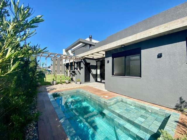 Casa Decorada em Xangri-lá com piscina em Concreto