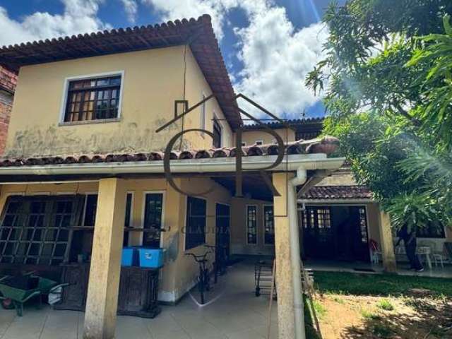 Excelente casa em terreno amplo, todo murado!