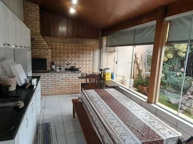 Casa em terreno de 300m² e 4 quartos à venda no Santa Mônica