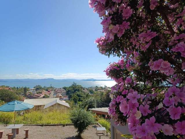 Casa a venda com bela vista proximo da praia no ribeirão da ilha!