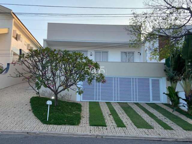 Casa sobrado à venda no Condomínio Jardim Theodora, 4 suítes, 418m² de área construída e 600m² de área total