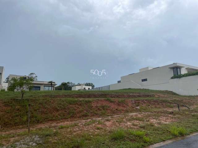 Terreno à venda no condomínio Villas do Golf com 503,20m² de área útil. Excelente lote com aclive, com boa localização em rua sem saída.