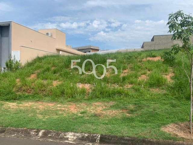 Terreno em aclive, ótima topografia para quem aprecia uma linda vista. São 420m2 (12m x 35m) para você construir.