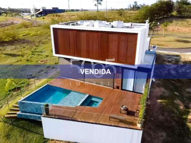 Casa moderna com a sua arquitetura assinado pelo escritório Sala 3, esse lindo sobrado encontra-se à venda no Condomínio Villas dos Golfe em Itu.