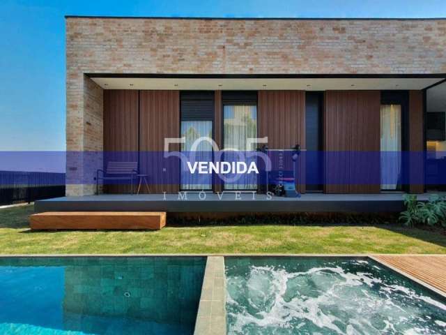 Casa térrea e mobiliada à venda no Condomínio Villas do Golf em Itu, com 300m² de construção e 503m² de terreno.