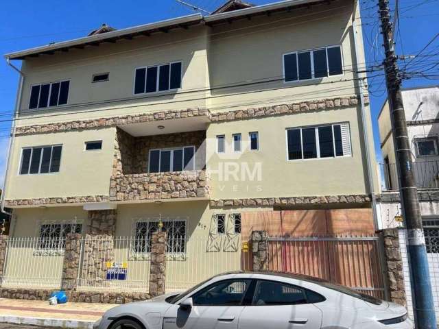 Casa comercial e residencial. Excelente para comércio.