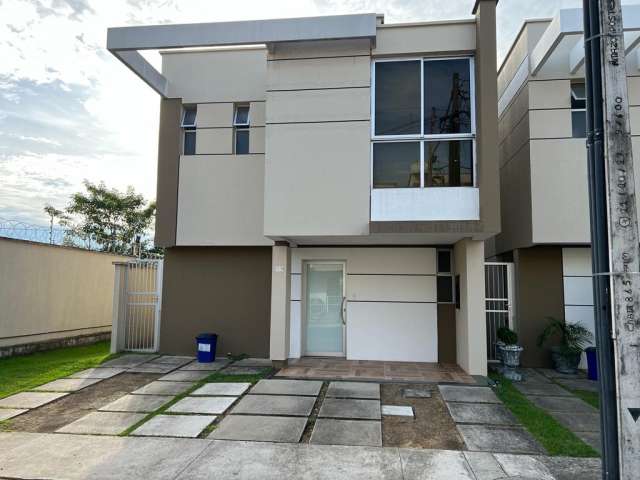 Casa em condomínio fechado - Bairro Flores