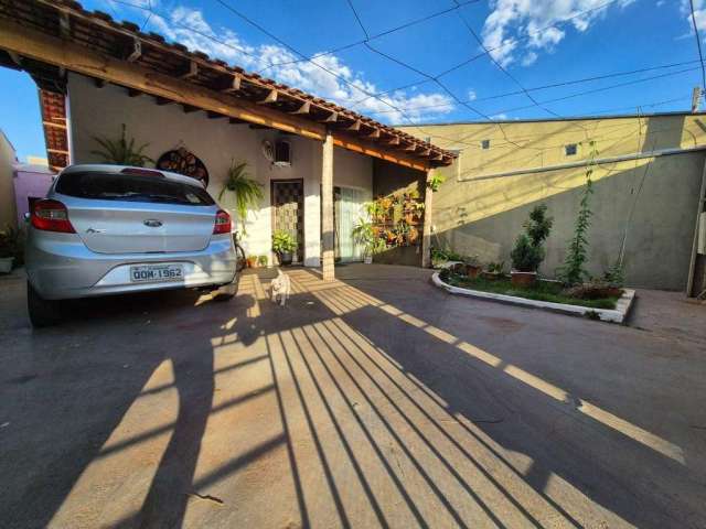 Casa térrea com 2 dormitórios localizada no bairro Parque Igaçaba.