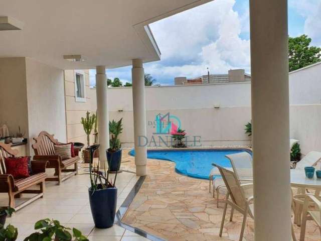 Casa com piscina no condomínio