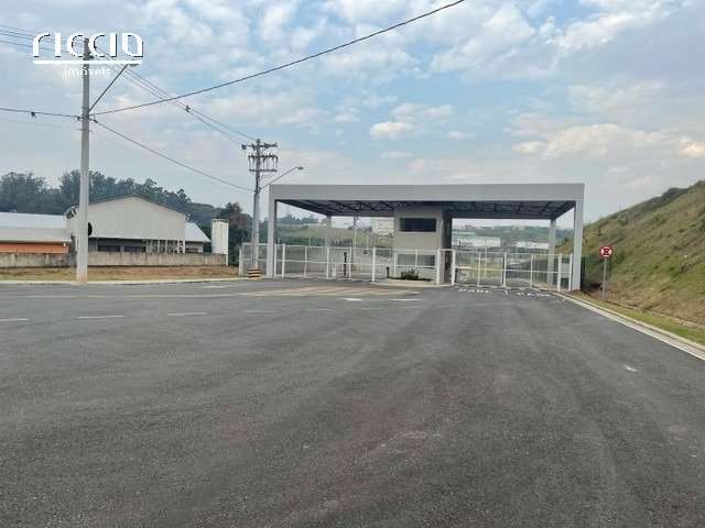 Terreno de 680m2 plano no Condomínio Industrial Multiplus