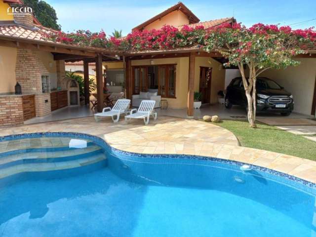 Linda  casa localizada  em  Caraguatatuba, à poucos passos da praia