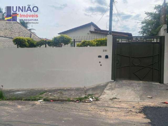 Casa com 2 dormitórios (sendo 1 suite), garagem, próxima ao Centro.