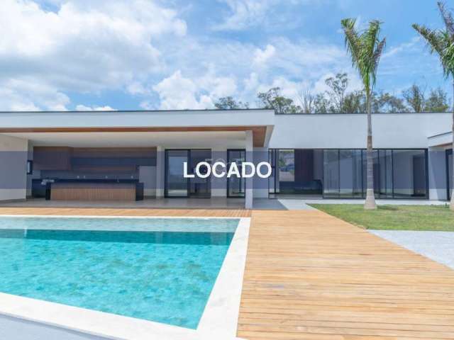 Casa para locação no condomínio Terras de São José l, com 819m² de área construída e 2238m² de área total.