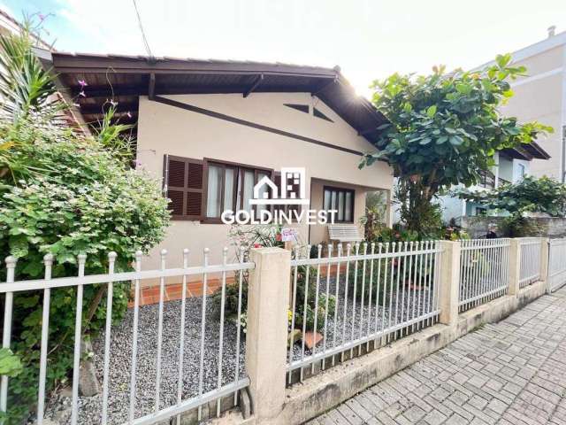 Casa com amplo espaço de terreno e otima lozalização na santa terezinha