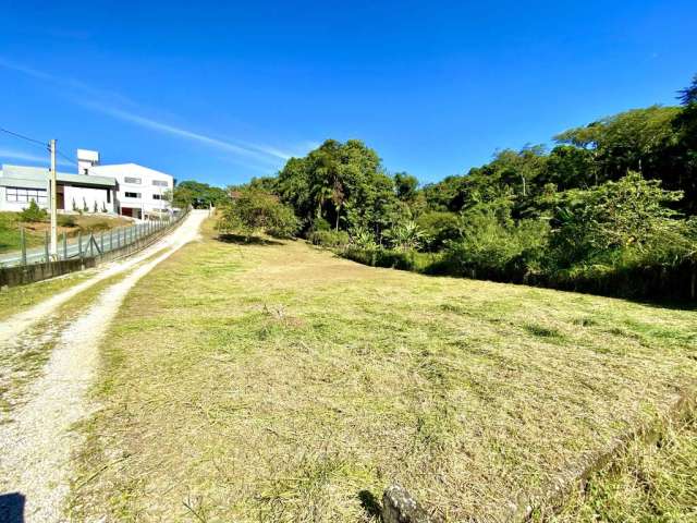 Terreno com mais de 5 mil m² no Bairro Guarani, rua geral, 3,5 km do Centro de Brusque