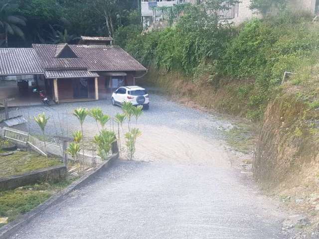 Casa com 3 quartos, piscina, área de festas, garagem para 4 carros, terreno com 690 m² a poucos minutos do centro de Brusque