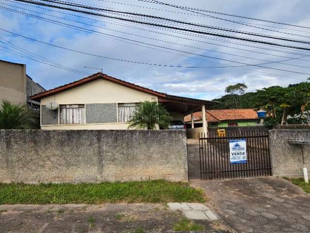 Residência com 3 quartos e um amplo terreno