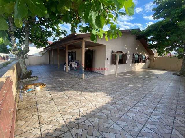 Casa faixa mar de esquina no balneário de Ipanema