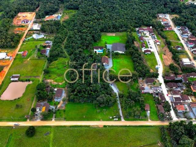 Chácara à venda em Joinville-SC, bairro Vila Nova: área verde, piscina e espaço para lazer familiar!