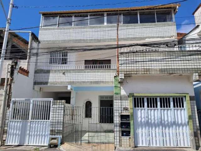 Casa ampla com 2/4 dormitórios fundo, primeiro andar, reformada, para alugar na Helio Machado final da Boca do Rio