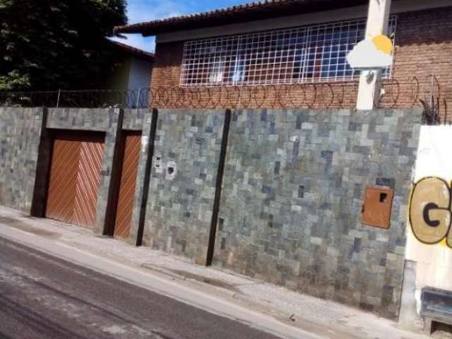 Casa duplex ampla, livre, com área construída de 170,38 m², com 4/4 garagem em um terreno medindo 360,75 m², escriturada no melhor de Itapuã a vender