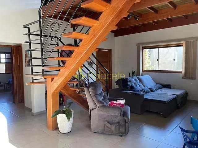 Casa à venda 3 Quartos, 1 Suite, 2 Vagas, 850M², Barreiro, Taubaté - SP