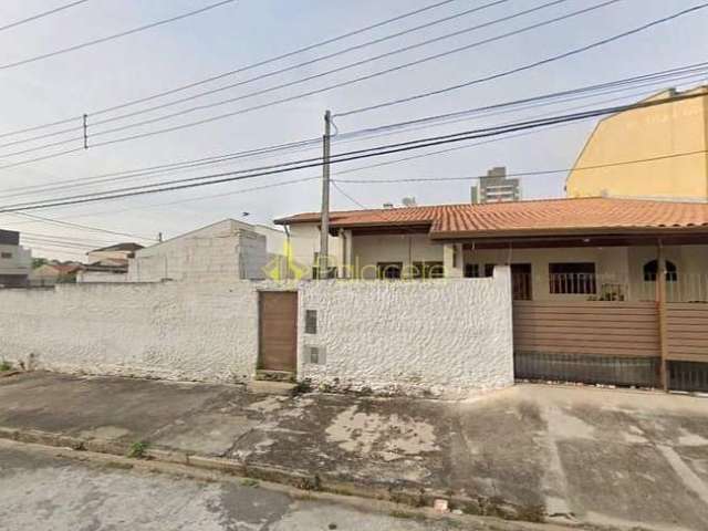 Ampla Casa com 02 Dormitórios, Suíte, Garagem e Quintal - Ideal para Uso Residencial ou Comercial -