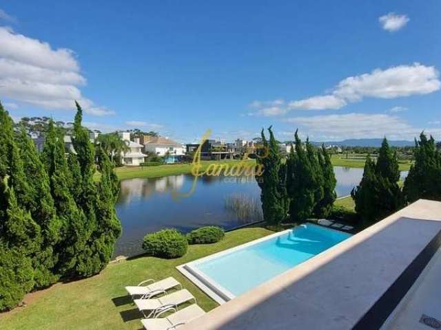 Lindo sobrado  com amplas 5 suítes, piscina e   beira lago