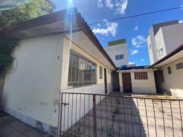 Casa Residencial com 1 quarto  para alugar, 40.00 m2 por R$800.00  - Lindoia - Curitiba/PR