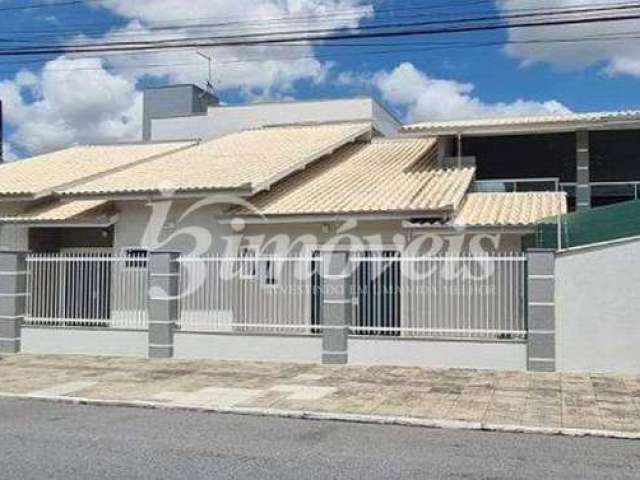 Casa com piscina à venda, 4 quartos sendo 1 suíte, 2 vagas, Bairro Cordeiros, Itajaí-SC