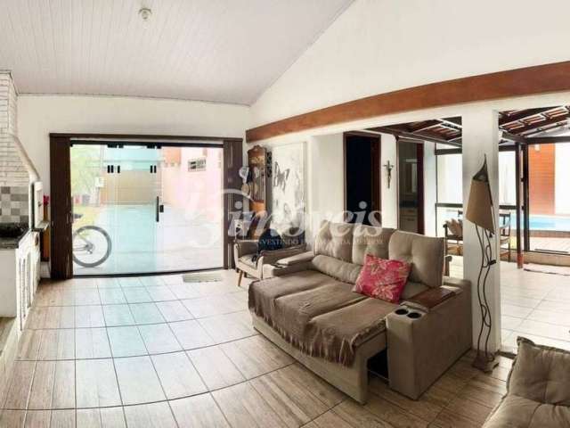 Casa com Piscina e Sala Comercial B. São Vicente