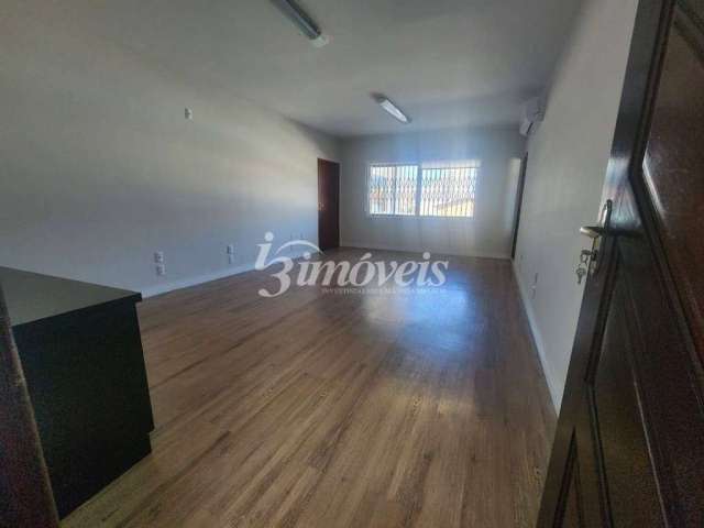 Sala Comercial para Locação Anual, 35m² privativos, andar superior, no Bairro São Judas, em Itajaí-SC.