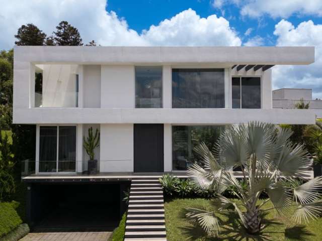 Casa alto padrão com 460m² privativos, 3 suítes, 4 vagas de garagem, no Campo Comprido