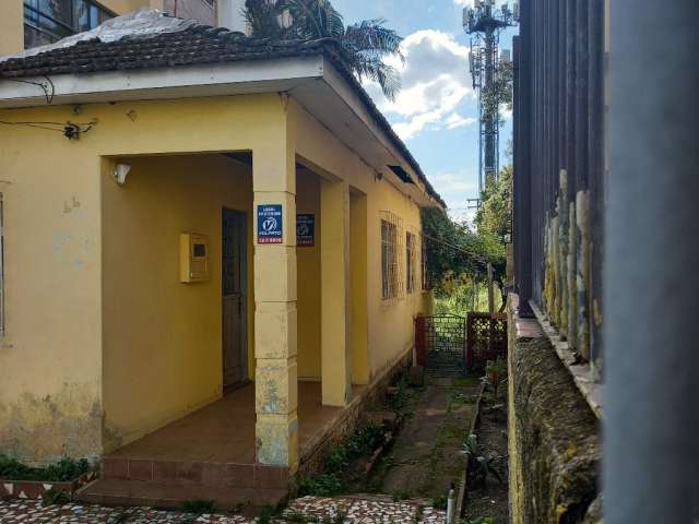 Terreno 300m2 e casa antiga precisando reformas px a puc na bento goçalves.