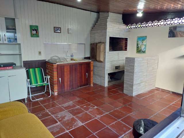 Casa mixta,conservada, 03 d, 02 bh e terreno com churrasqueira.