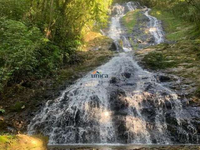 Área para chácara ou chalés com Cachoeira