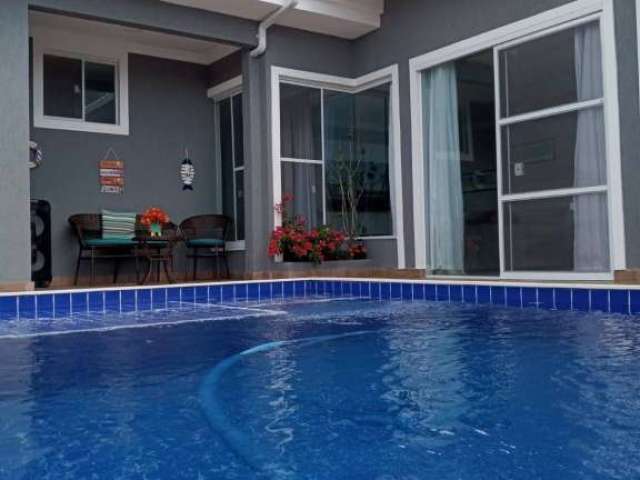 Linda casa com piscina