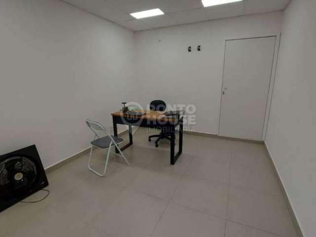 Conjunto comercial à venda com 3 salas, 2 banheiros, 1 vaga, copa com 49m².