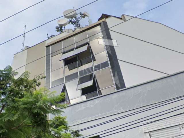 Ampla sala desocupada, bem conservada, espaçosa, iluminada por uma parede de vidro, com banheiro, com propósito comercial, agente a sua visita conosco.