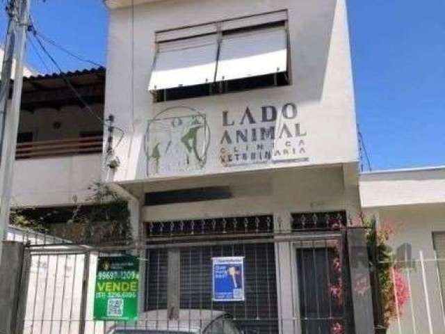 Casa de dois pisos no Menino Deus. No térreo pode ser utilizado para comércio ou residência. Possui 2 dormitórios, dois banheiros, um lavabo, área de serviço e um terraço. Localizado no miolo do Bairr