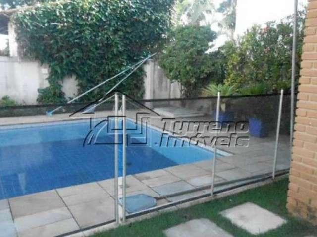 Condomínio fechado - amplo quintal - 4 dormitórios com piscina.