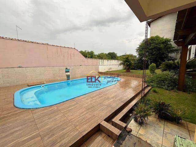 Casa com 3 dormitórios à venda, 219 m² por R$ 750.000 - Mombaça - Pindamonhangaba/SP