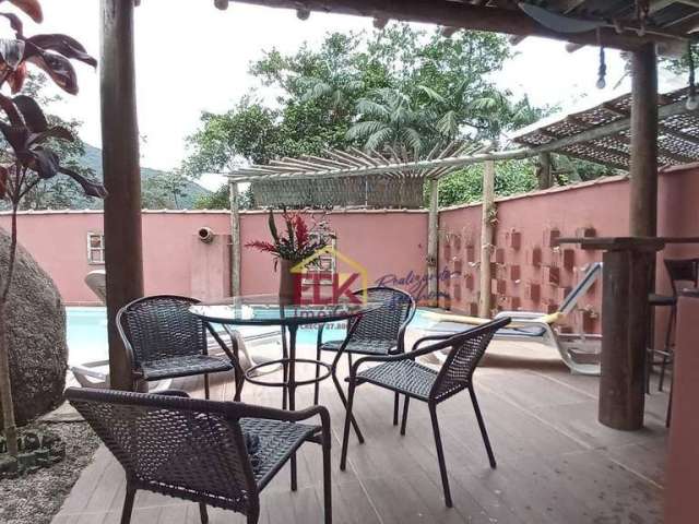 Casa com piscina, 2 dormitórios à venda, 250 m² por R$ 390.000 - Ubatumirim - Ubatuba/SP