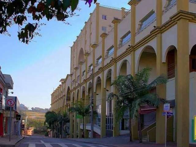 Shopping Center à venda, 109 lojas, 86 vagas descobertas e 14 vagas cobertas, área total construída