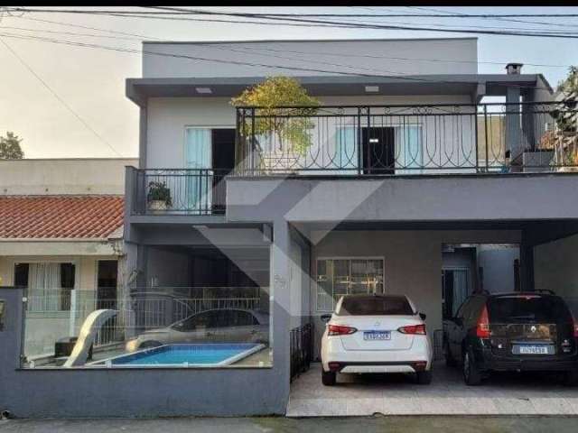 Sobrado dentro de condominio fechado com 4 Suítes 1 Banheiro Social, Garagem para 2 carros e Área de Festa com Piscina