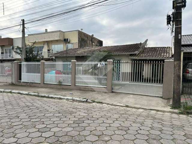 Otimo Investimento Casa com 2 Alugueis disponiveis no mesmo terreno no Bairro Espinheiros em Itajai