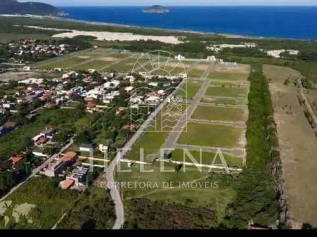 Terreno em Condomínio à 500m da Praia